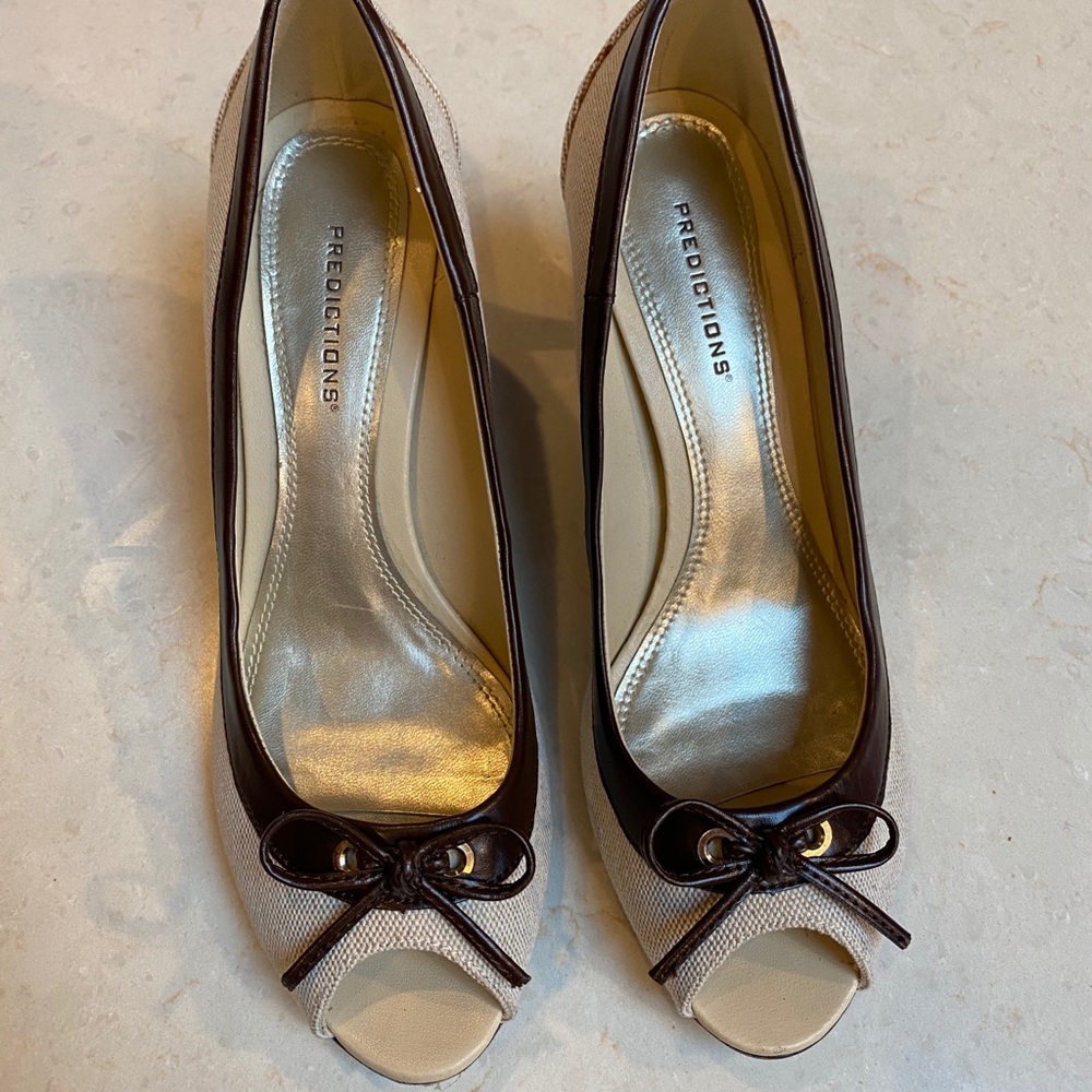 Predictions size 8 1/2 peep toe pump